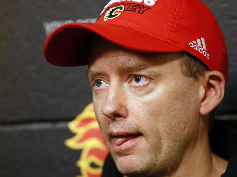 BREAKING: Flames gas Gulutzan and other coaches

Translation: BREAKING: Flames fire Gulutzan and other coaches